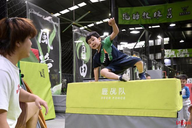 成都十年：不是危险炫技而是教会人自救开元棋牌试玩世运项目在成都｜跑酷进入(图4)